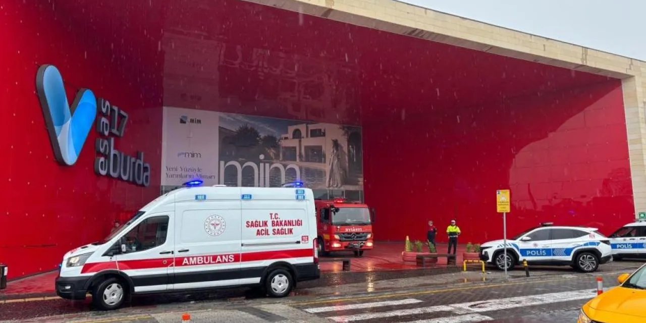 17 Burda AVM’de yangın çıktı! Teknosa mağazasındaki alevlere müdahale edildi