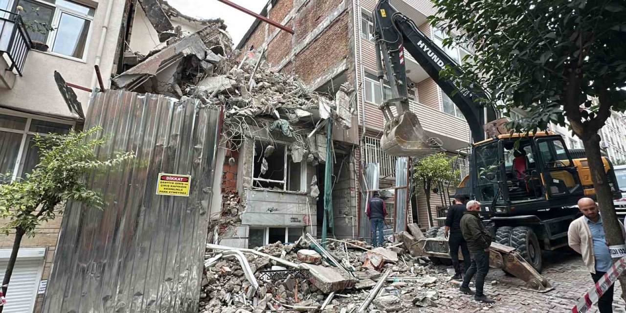 İstanbul'da yıkım faciası: Yan binanın duvarı çöktü
