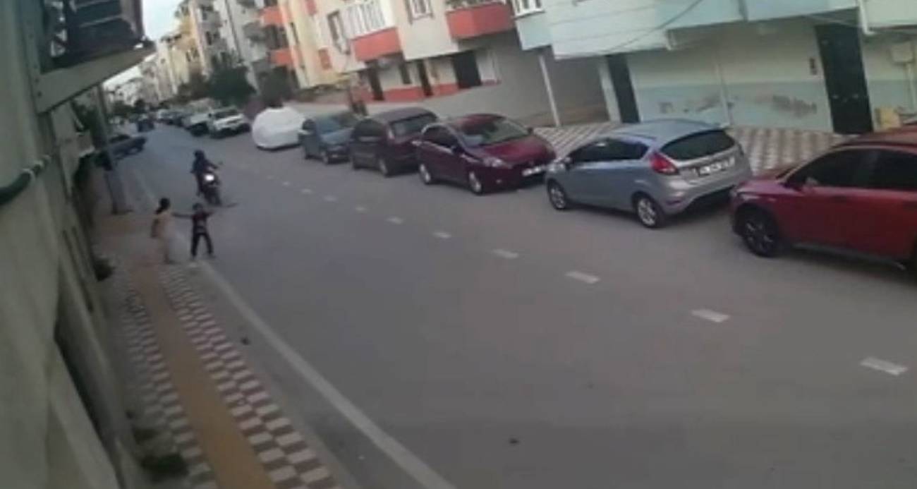 Bursa'da aniden yola çıkan çocuğa motosiklet çarptı: Kaza anı kamerada