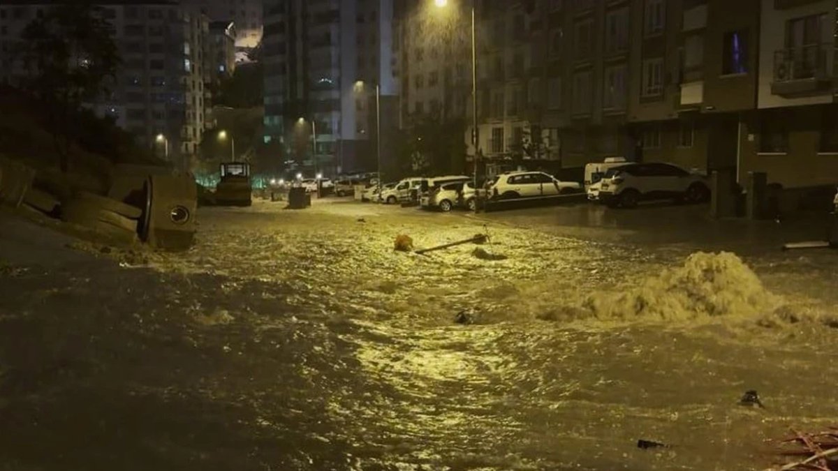 Sağanak İstanbul ve Ankara'yı vurdu: Yol çöktü, toprak kaydı, evleri su bastı
