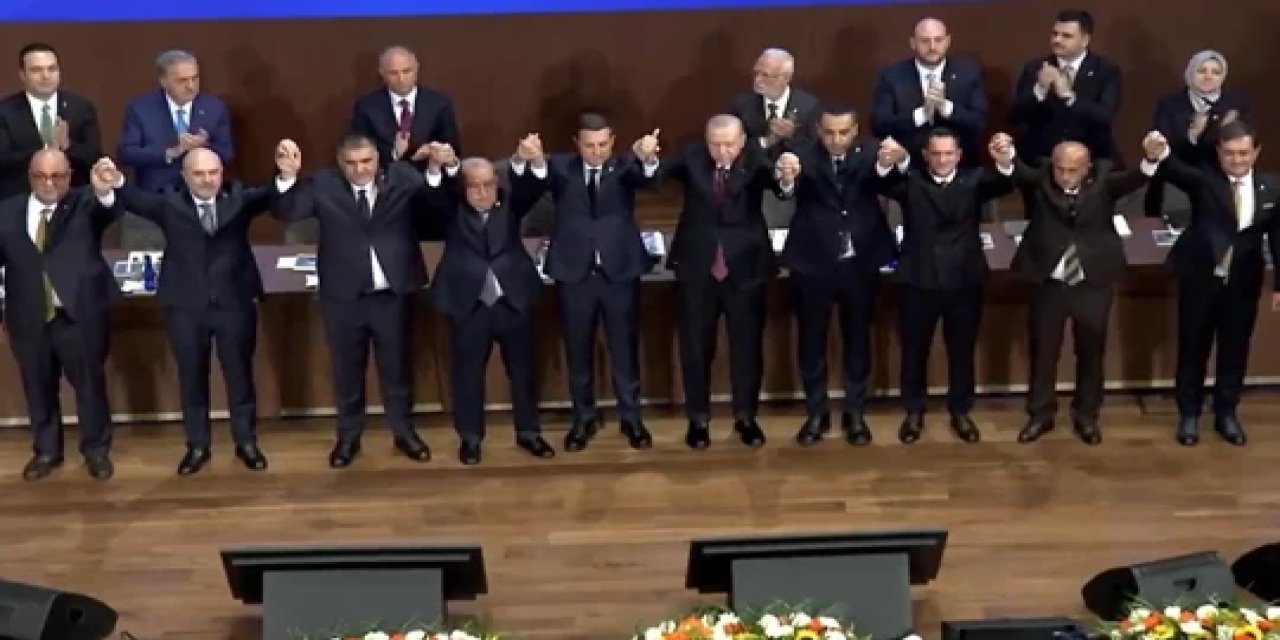 AK Parti’ye 9 belediye başkanı daha katıldı: Erdoğan rozetlerini taktı
