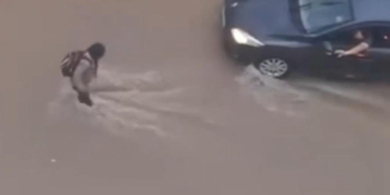 İstanbul'da sağanakta bir öğrenci akıntıya kapıldı! Sürücü böyle yardım etti