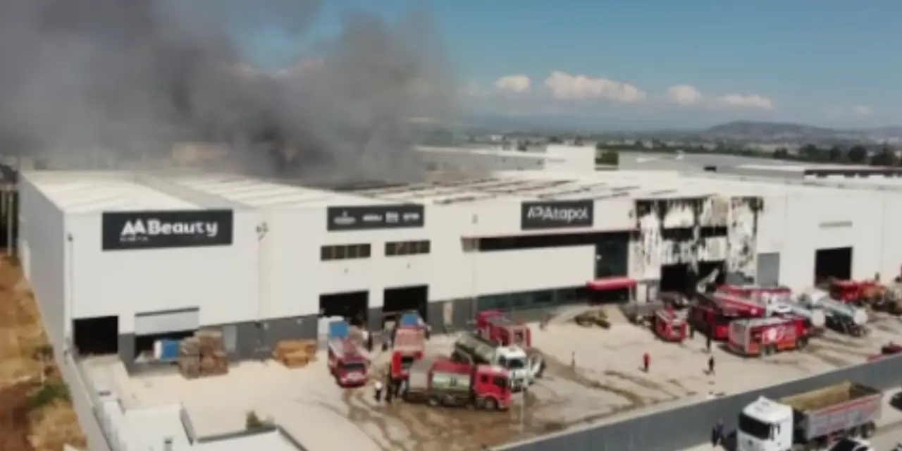 Mersin'de fabrika yangını: Alevler göğe yükseldi