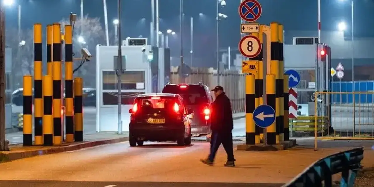 Pahalı benzine bu çözümü buldular: Sınırı geçip komşu ülkeden yakıt alıyorlar