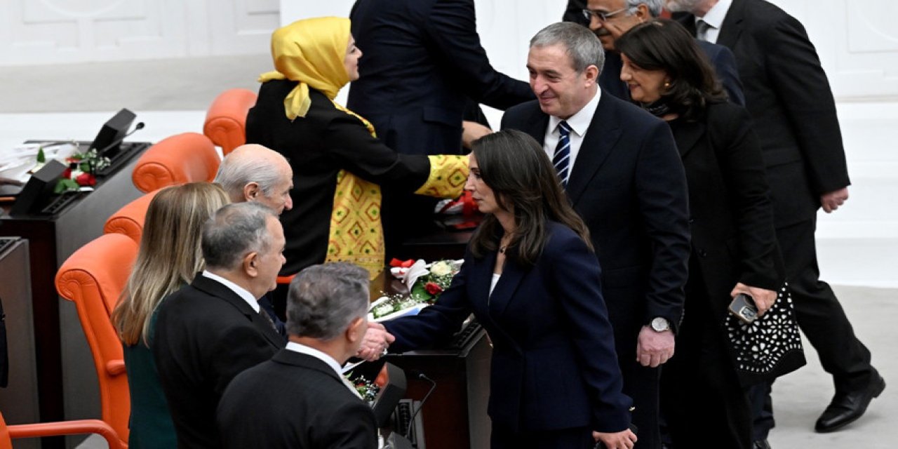 DEM Partililer Bahçeli ile tokalaşmak için sıraya girdi! Meclis'te şaşırtan görüntü