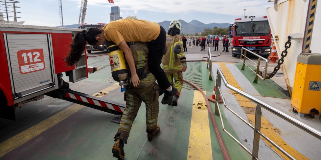 İzmir’de arabalı yolcu gemisinde yangın tatbikatı