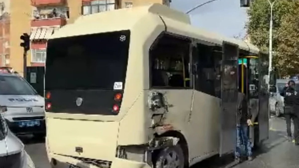 İstanbul’da tramvay minibüse çarptı: Yaralılar var