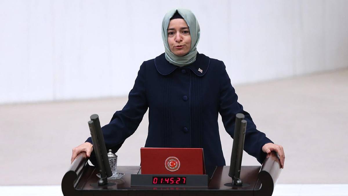 Fatma Betül Sayan Kaya'nın diploması tartışma konusu oldu: Doktor vekillerden dikkat çeken iddia