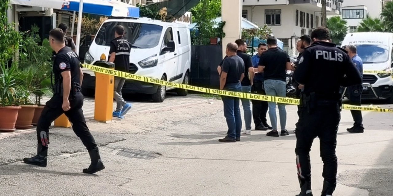 Adana’da şok infaz! Tanınmış kuyumcu iş yerinin önünde vurularak öldürüldü