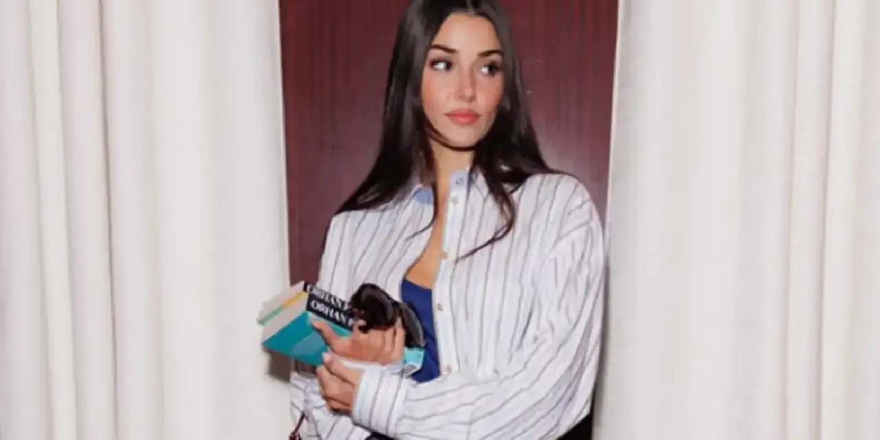 Hande Erçel, Valentino defilesine Orhan Pamuk kitaplarıyla katıldı