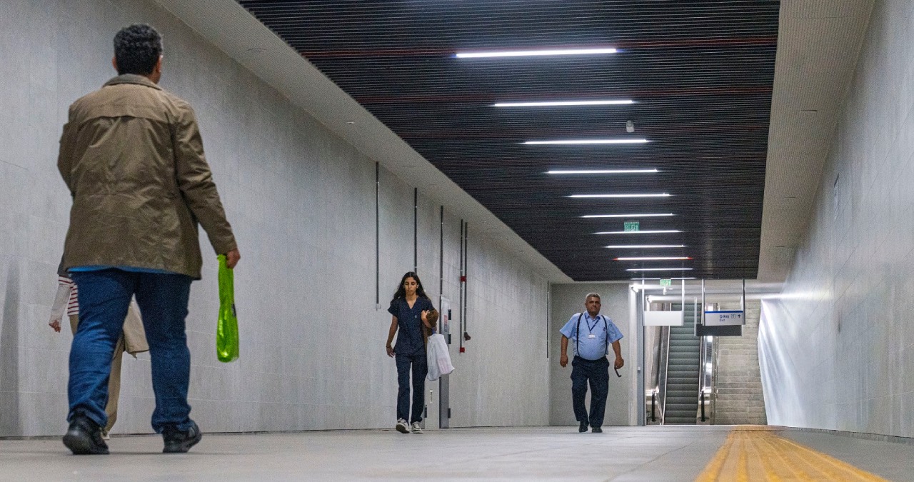 İzmir Metrosu’ndan Dokuz Eylül Hastanesi’ne yaya tüneli açıldı