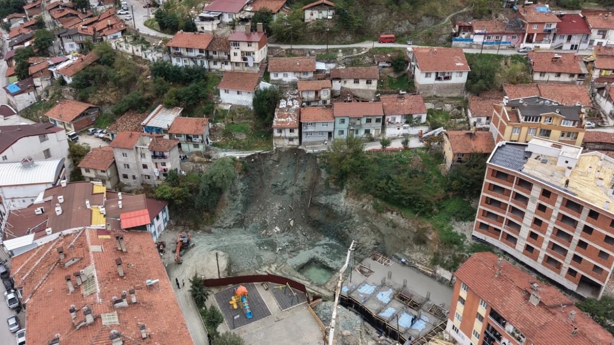 Tokat'ta inşaatın yanındaki yol çöktü: 2 katlı ev tahliye edildi