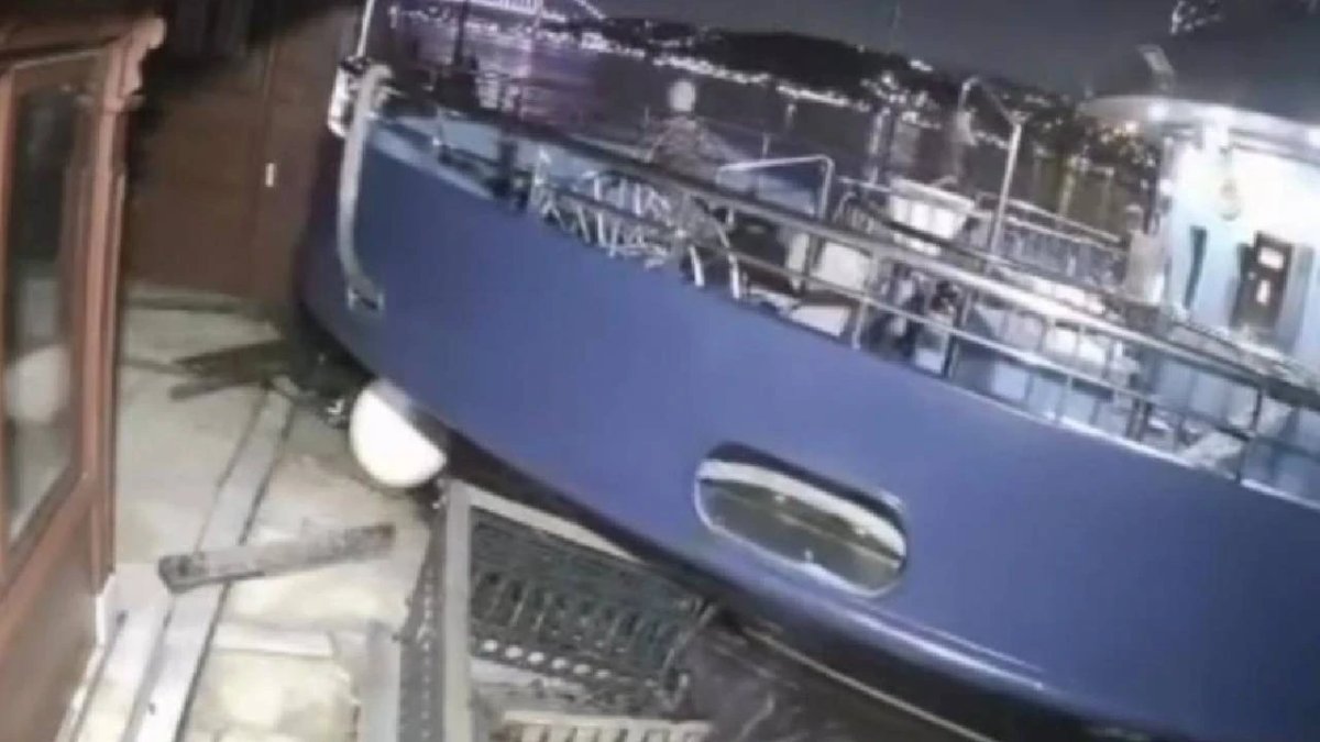 Üsküdar'da yolcu vapuru tarihi yalıya çarptı: Kaza anı kamerada