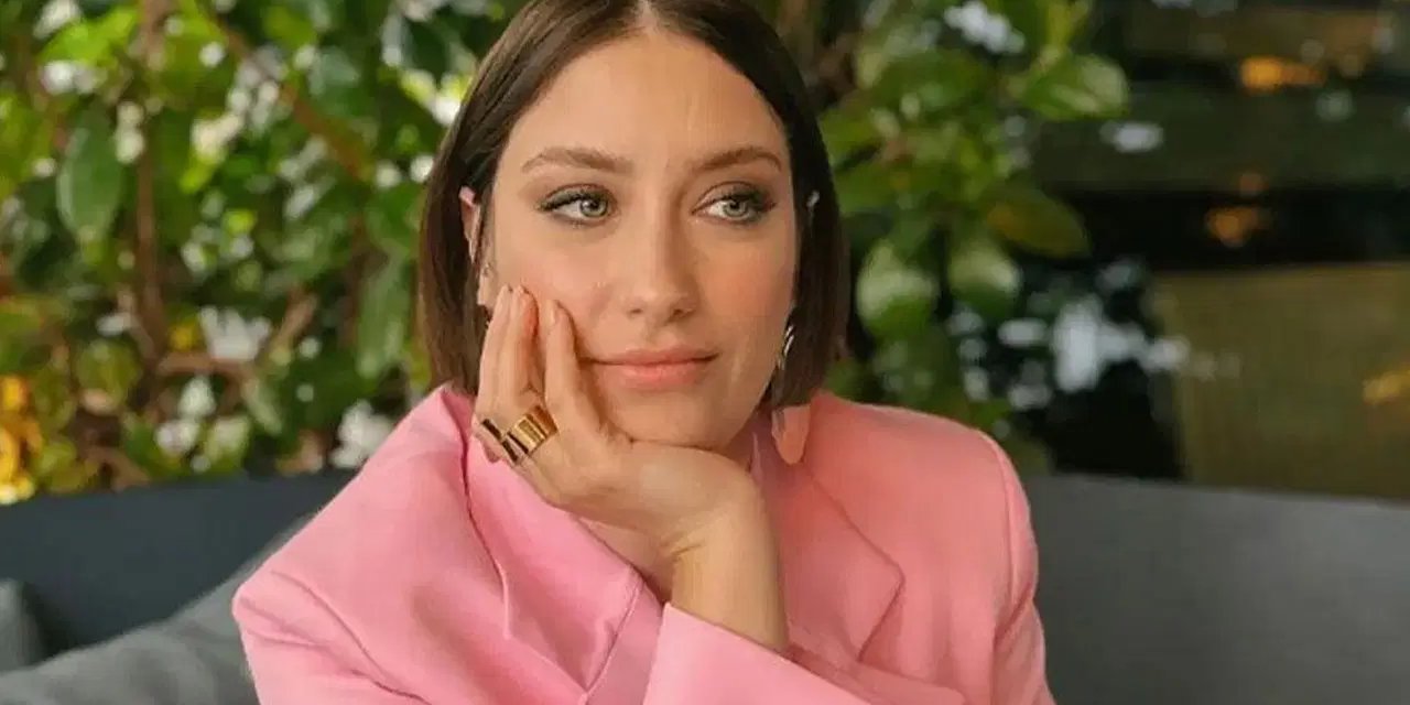 Hazal Kaya gözyaşlarına boğuldu: "Birlikte geçirdiğimiz 12 yılı düşünüyorum"