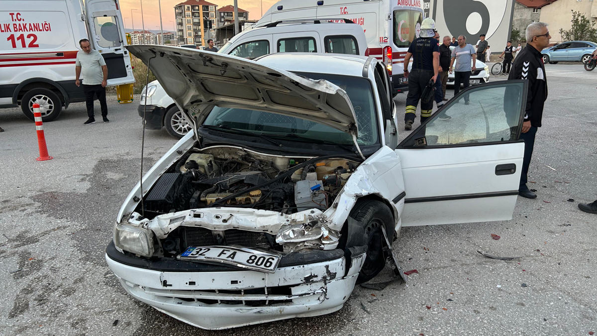 Isparta'da iki otomobil çarpıştı: 5 yaralı