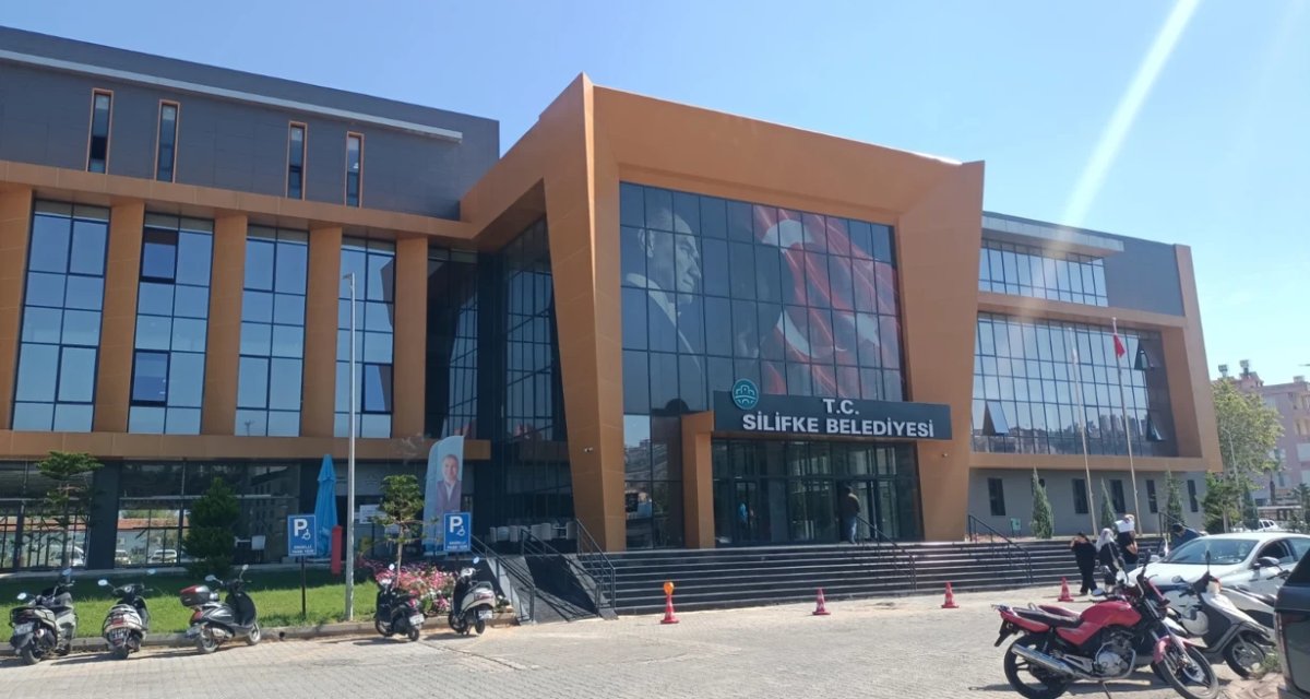Silifke Belediyesi'ne operasyon: 2 başkan yardımcısı dahil 7 gözaltı