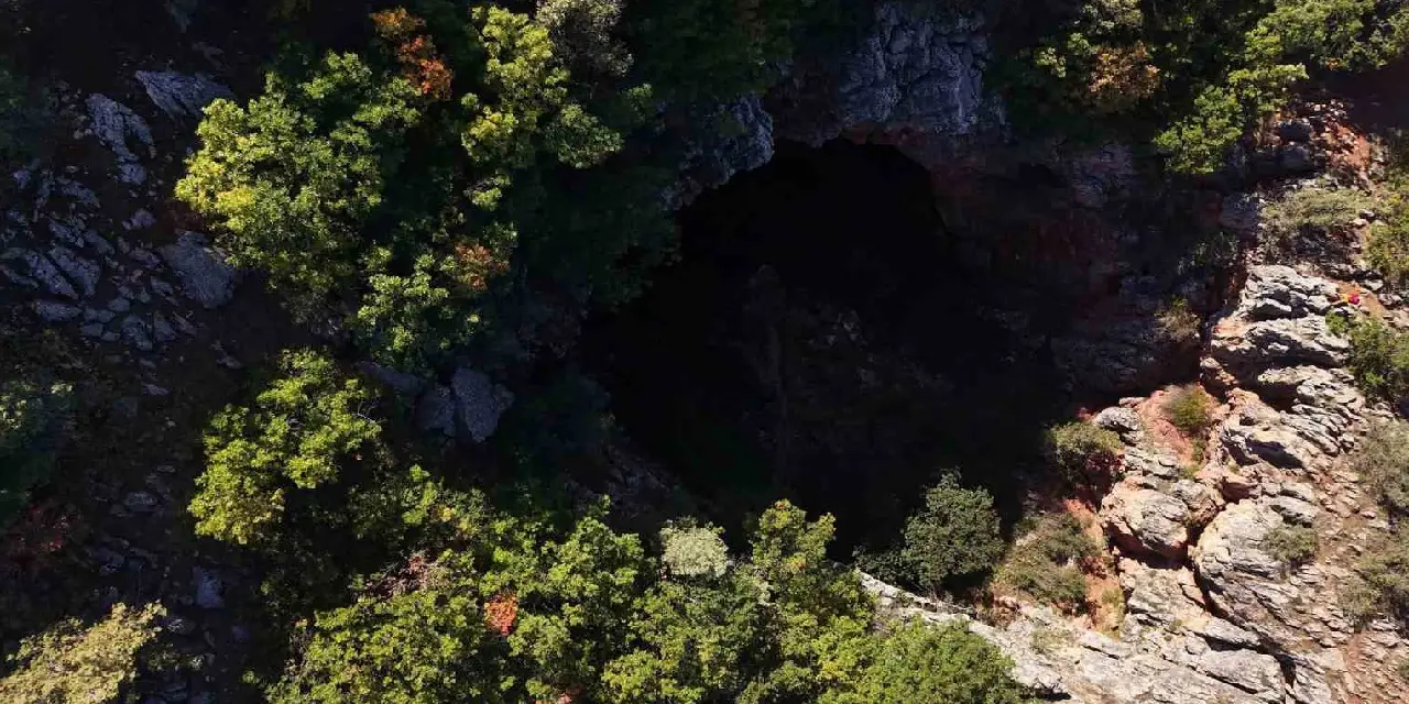Giresun’da içinde göl olan obruk ilk kez havadan görüntülendi