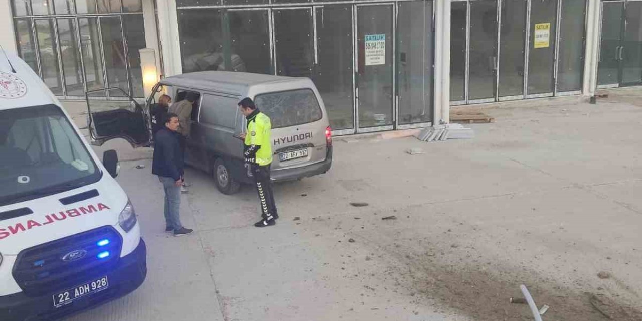 Dur ihtarına uymayan kamyonet duvara çarptı: 5 yaralı