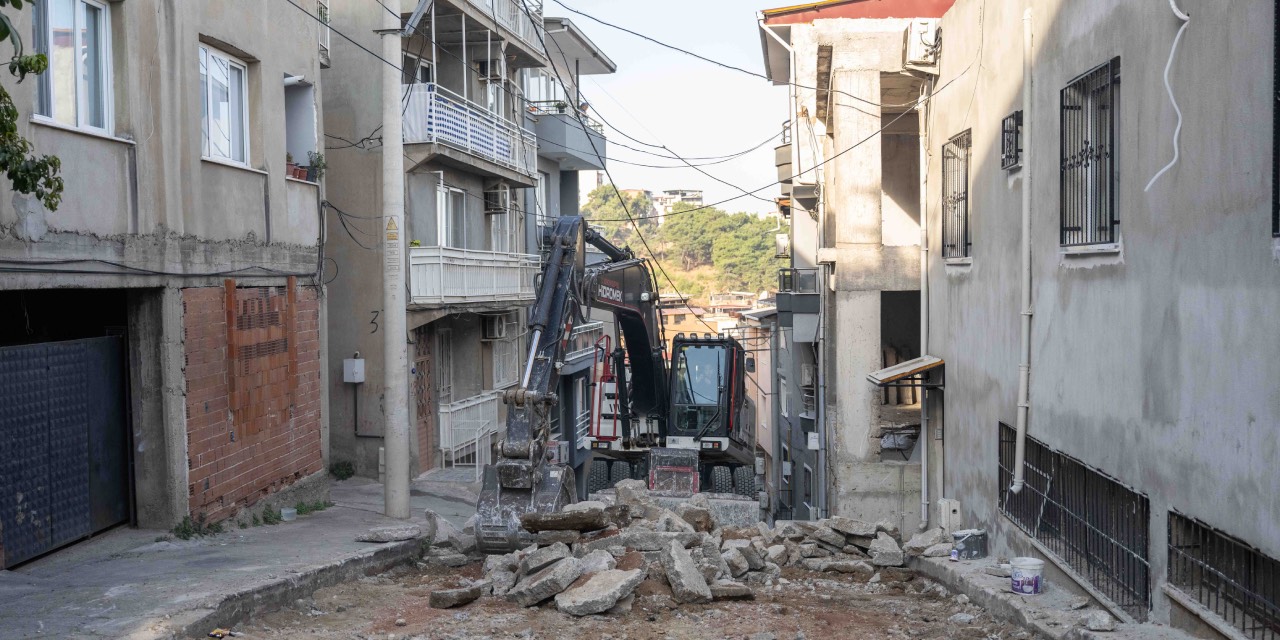 Bornova Serintepe’de sokaklar betonla yenileniyor