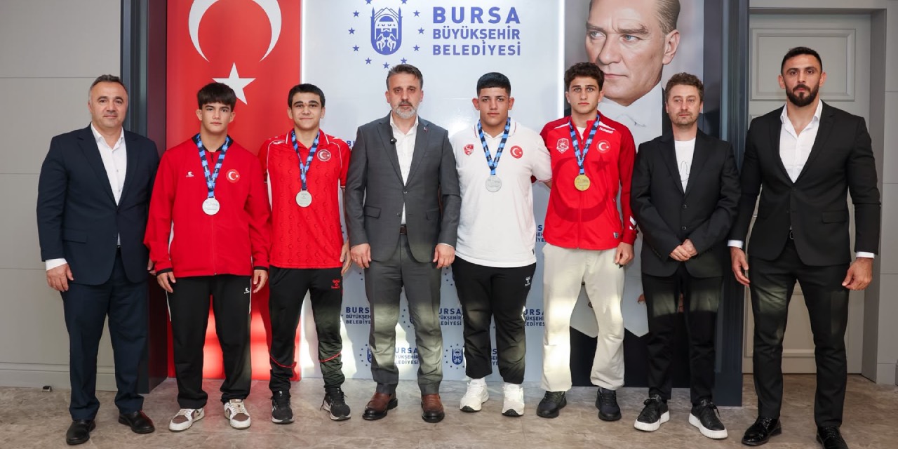 Bursa’nın madalyalı güreşçileri Başkan Vekili Biba ile buluştu