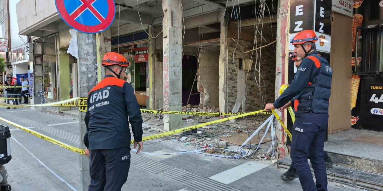 Adıyaman’da ağır hasarlı bina korkuttu