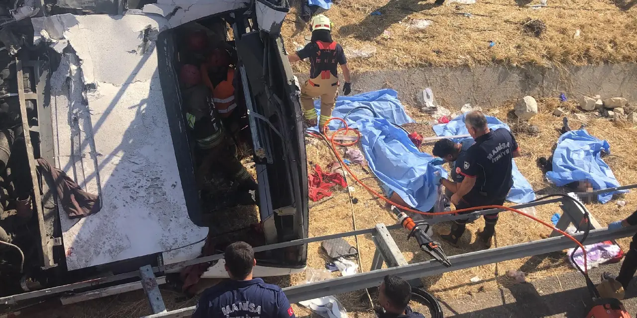 Manisa’da tır ile yolcu otobüsü çarpıştı: 11 ölü, 27 yaralı