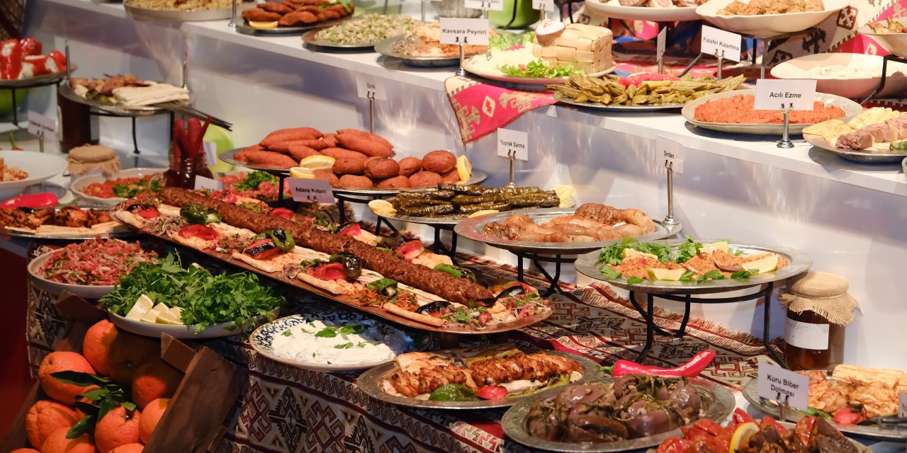 Adana Lezzet Festivali’nde öğrencilerle buluşma ve stant ziyaretleri