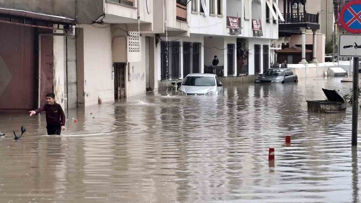 Sağanak sele dönüştü: Dereler taştı, araçlar sular altında kaldı