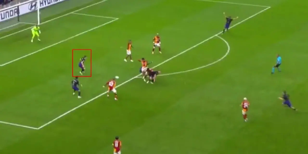 Galatasaray-Barcelona maçında o pozisyon gündem oldu