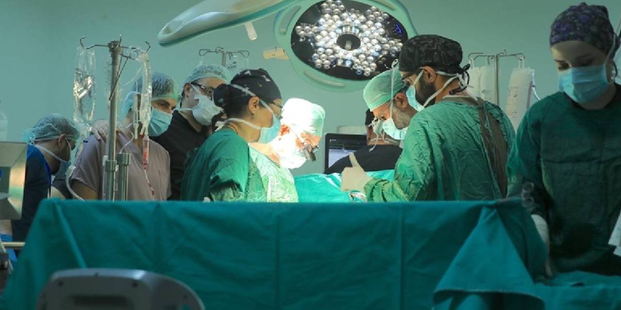 Safra kesesi ameliyatında büyük ihmal iddiası! 2 doktor hakkında dava açıldı: Vücudunda gazlı bez unutmuşlar
