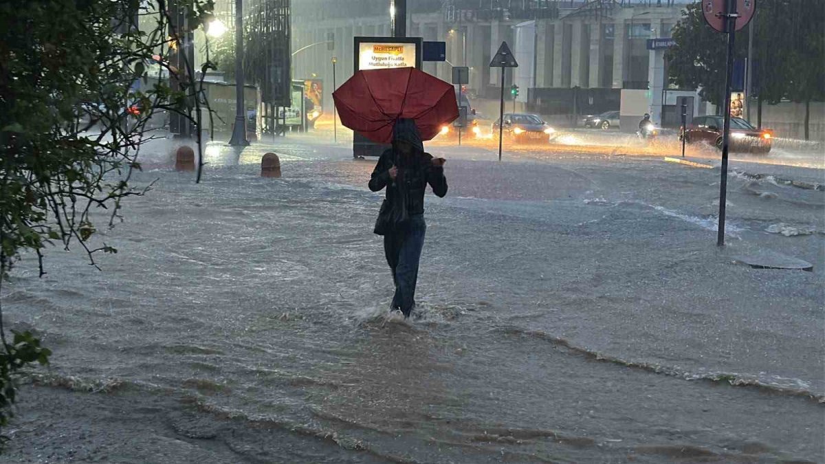İstanbul'da sel felaketi: Can kaybı 2'ye yükseldi