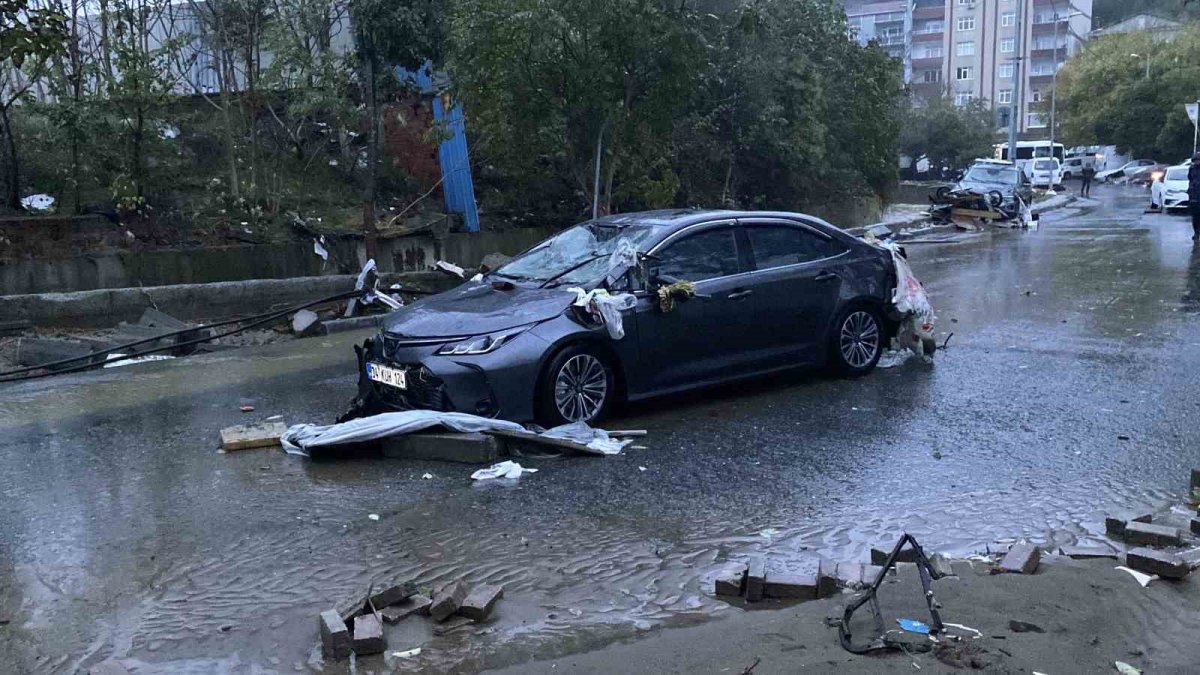 Sarıyer'de selin hasarı gün ağarınca ortaya çıktı: Araçlar sürüklendi, iş yerlerini su bastı