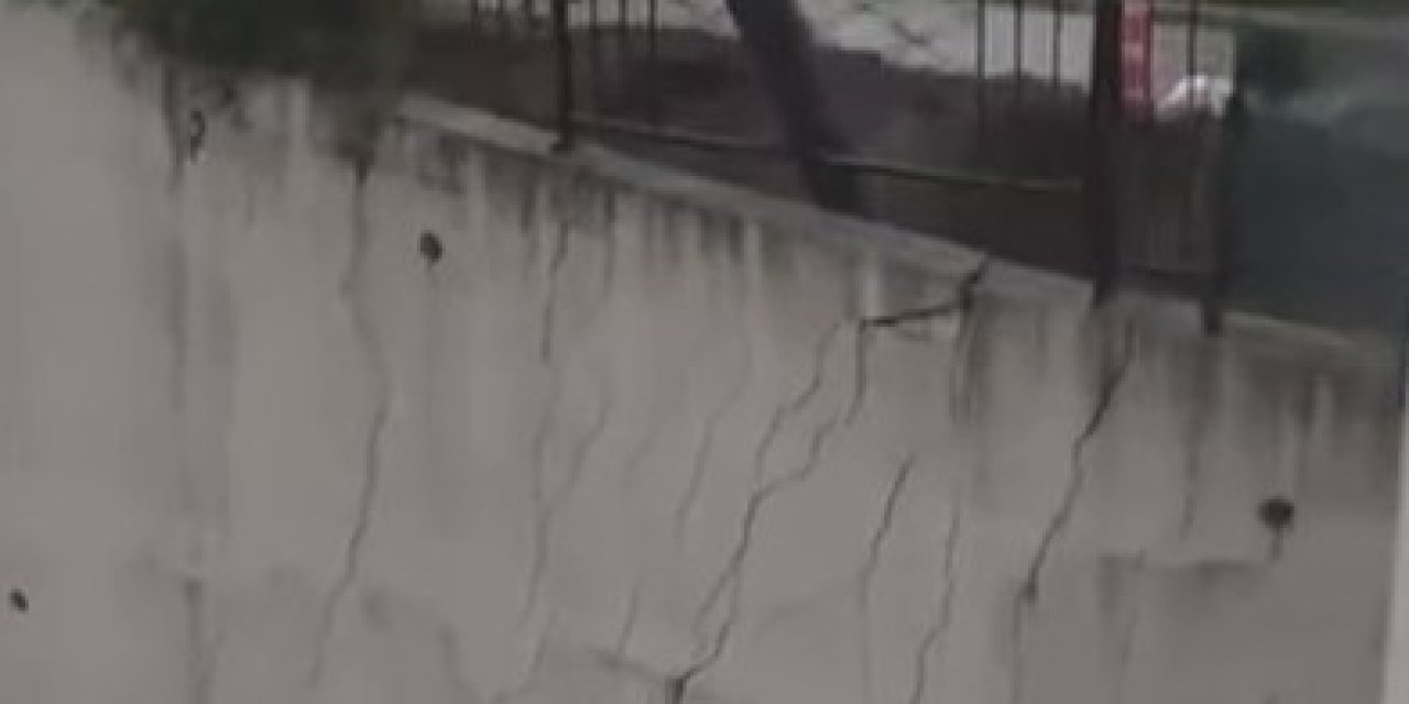 Sağanakta istinat duvarı çöktü