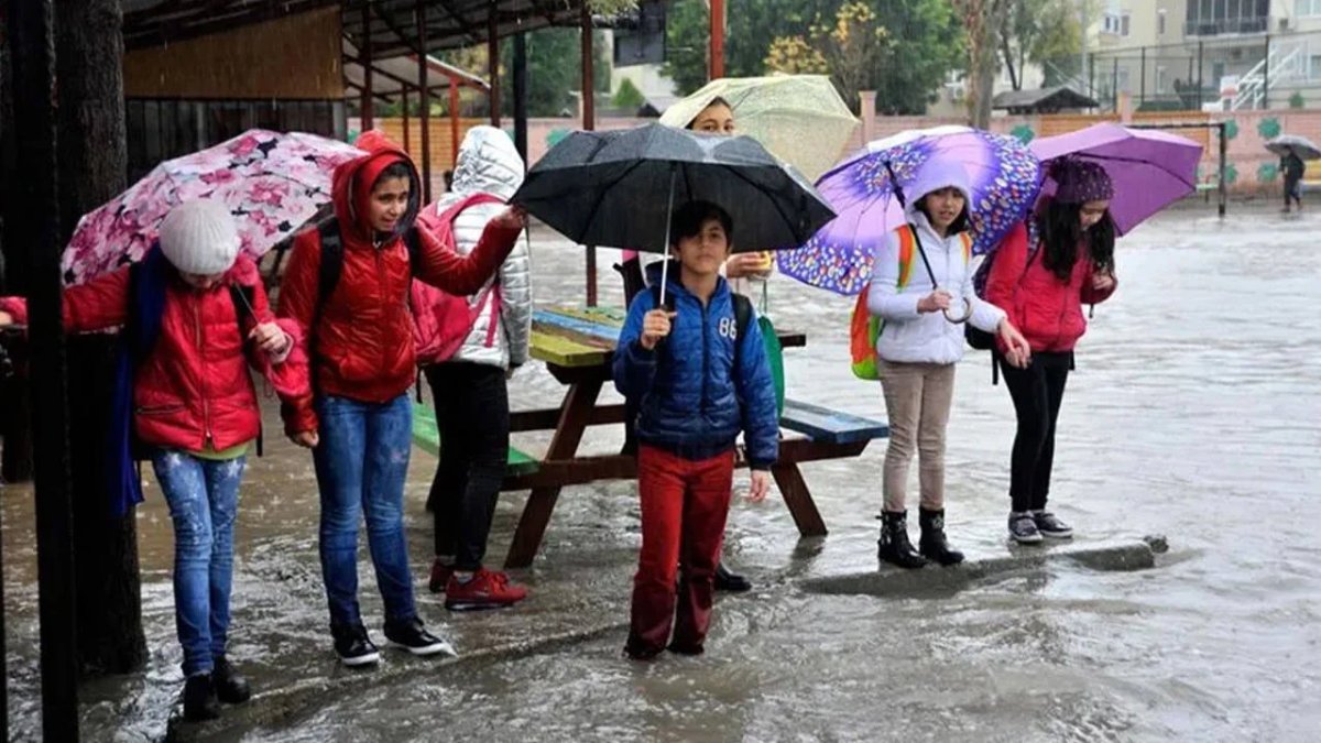 Sağanak yağış nedeniyle 6 ilde eğitime ara verildi: Valiliklerden art arda tatil kararı