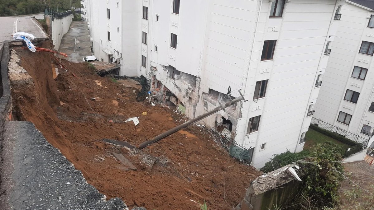 Kocaeli'de sağanak sonrası toprak kayması: 9 bina tahliye edildi