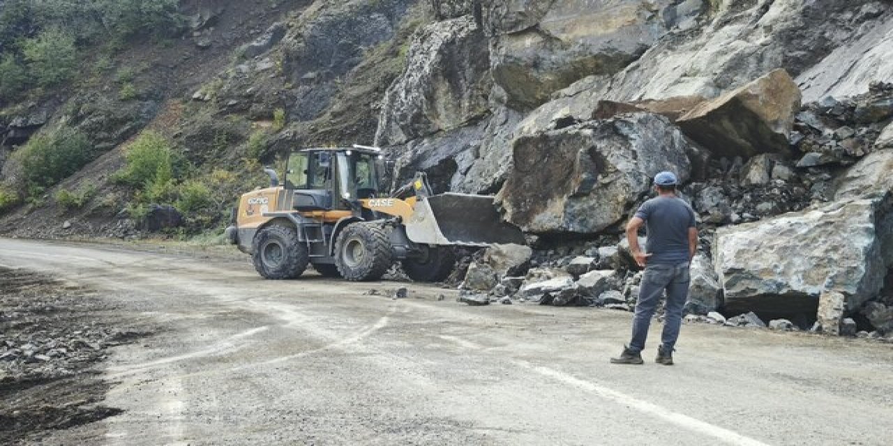 Artvin’de heyelan: Dev kayalar yolu kapattı