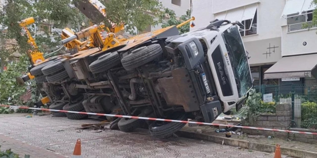Kadıköy'de korkutan olay! Vinç 11 katlı binaya çarptı