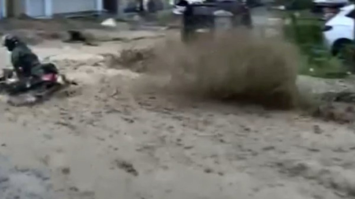 İstanbul'da sel sularına kapılan motokurye metrelerce sürüklendi: O anlar kamerada