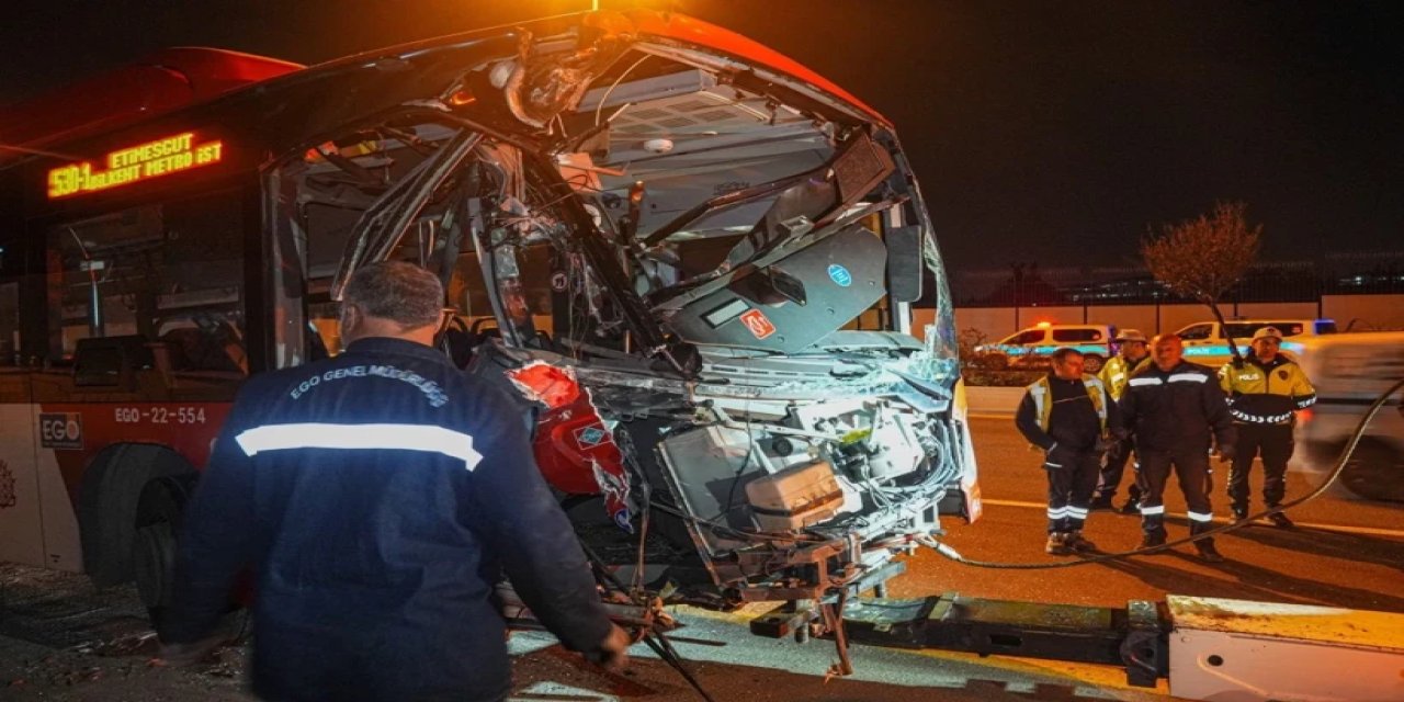 Ankara’da belediye otobüsü üst geçide çarptı: 24 yaralı