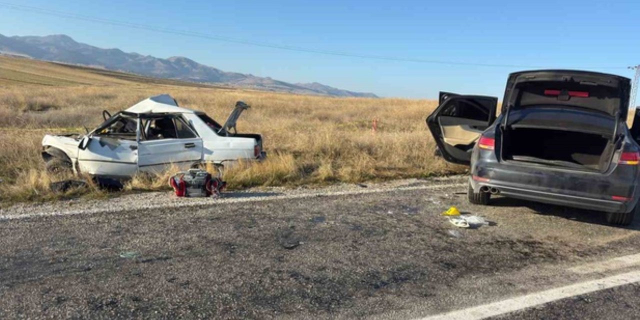 Afyonkarahisar'da iki otomobil kafa kafaya çarpıştı: 4 kişi yaşamını yitirdi! Kaymakam inceleme yaptı