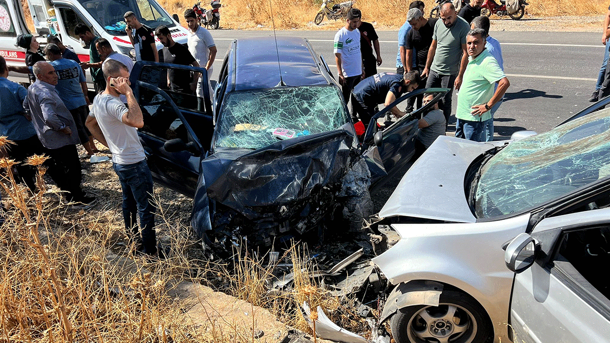 Mardin'de iki otomobil birbirine girdi: 11 yaralı