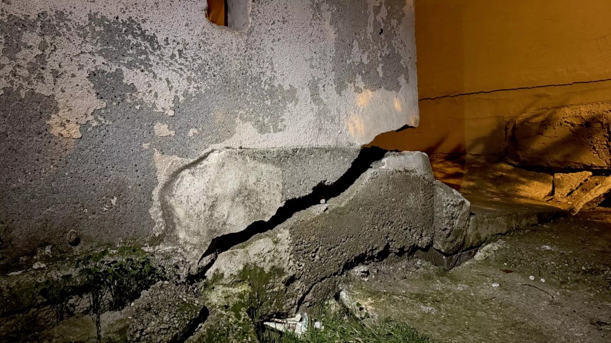 Mersin'de 3 katlı binada çökme endişesi: 40 kişi tahliye edildi