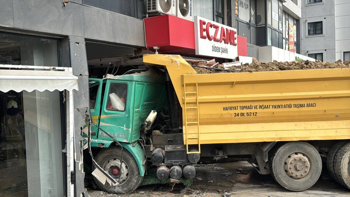 Pendik'te hafriyat kamyonu eczaneye daldı: 7 kişi yaralandı