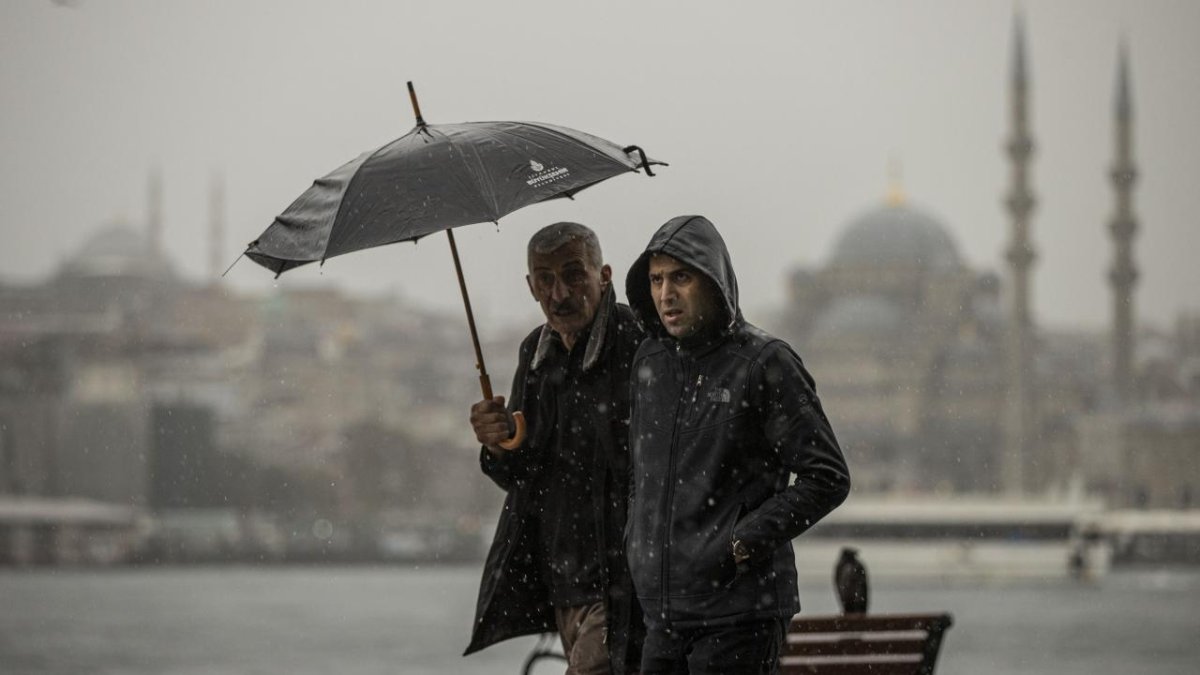 İstanbul'a sağanak geliyor: Uzman saat verdi