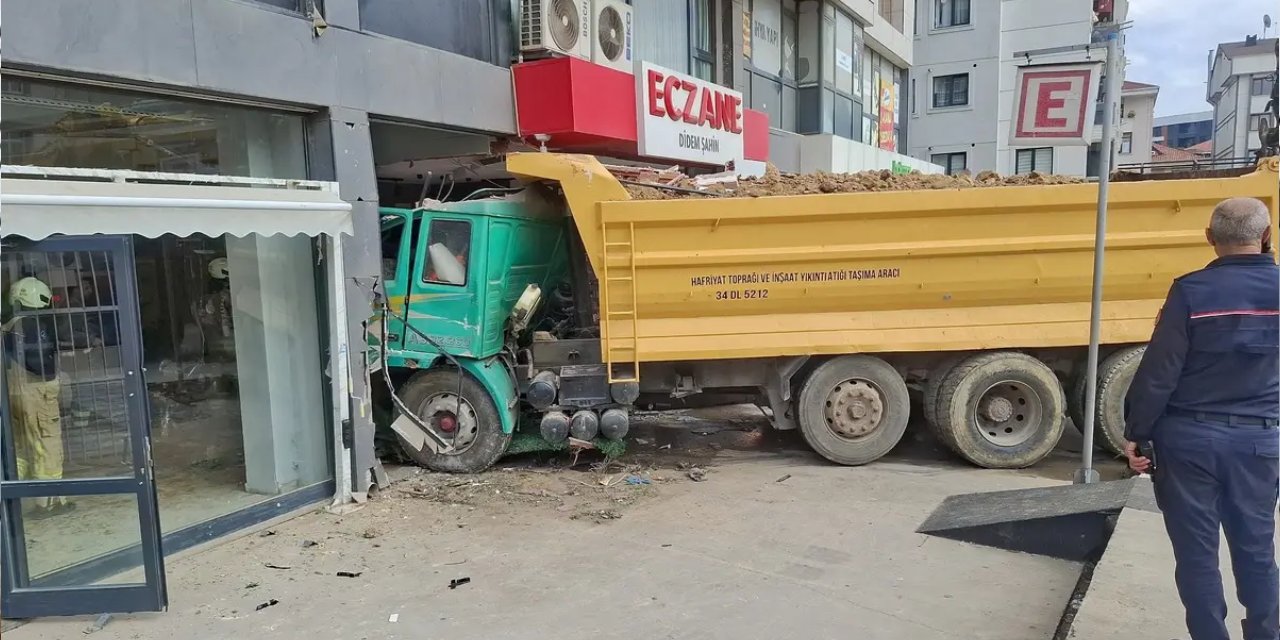 Pendik'te hafriyat kamyonu eczaneye daldı: 6 yaralı! Kaza anı görüntülendi