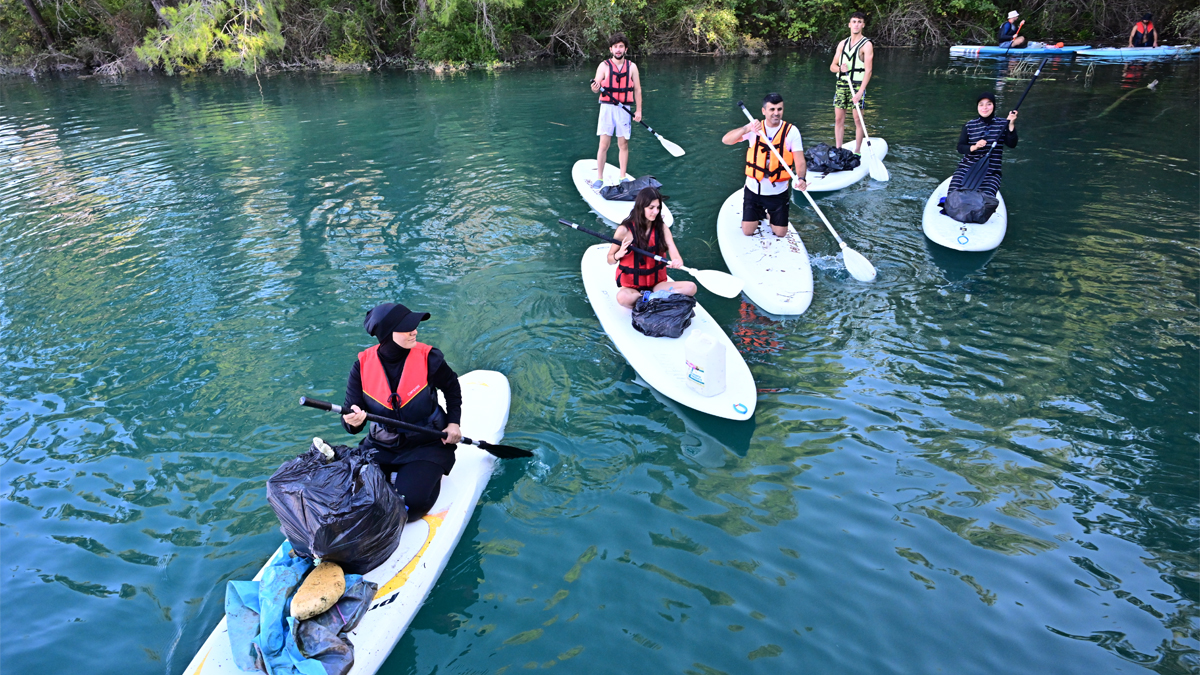 Antalya'da gençler kürek sörfü ile Manavgat Baraj Gölü'nü temizledi