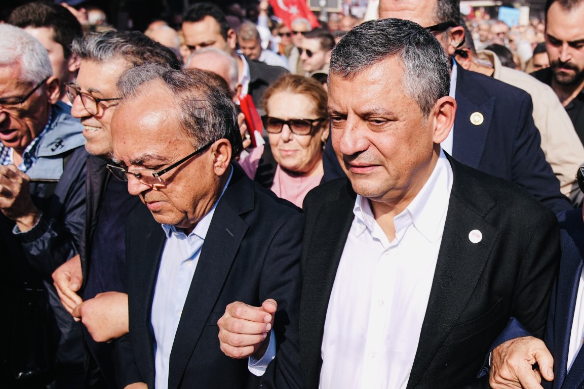 Özgür Özel İzmir’de basın özgürlüğü yürüyüşüne katıldı: “Basın emekçilerinin arkasındayız”