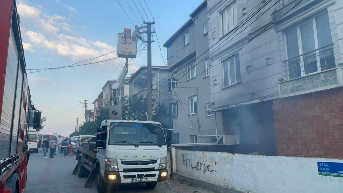 Tekirdağ'da 3 katlı binada yangın çıktı