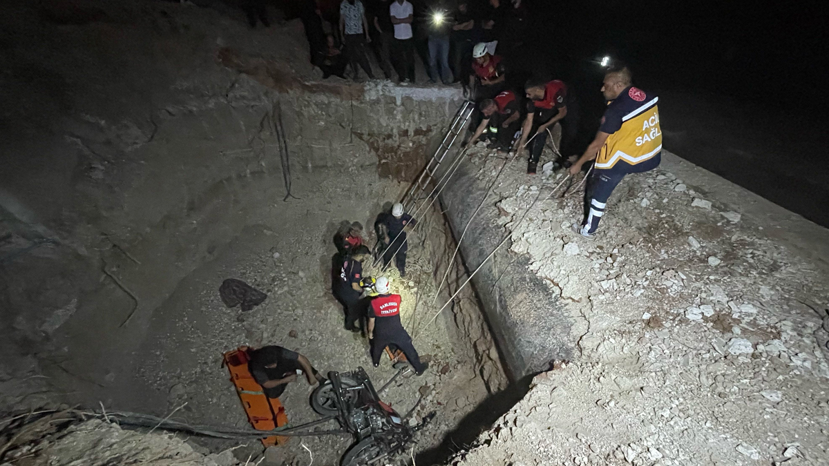 Şanlıurfa'da motosiklet kazası: Çukura düşen 2 kişi yaralandı