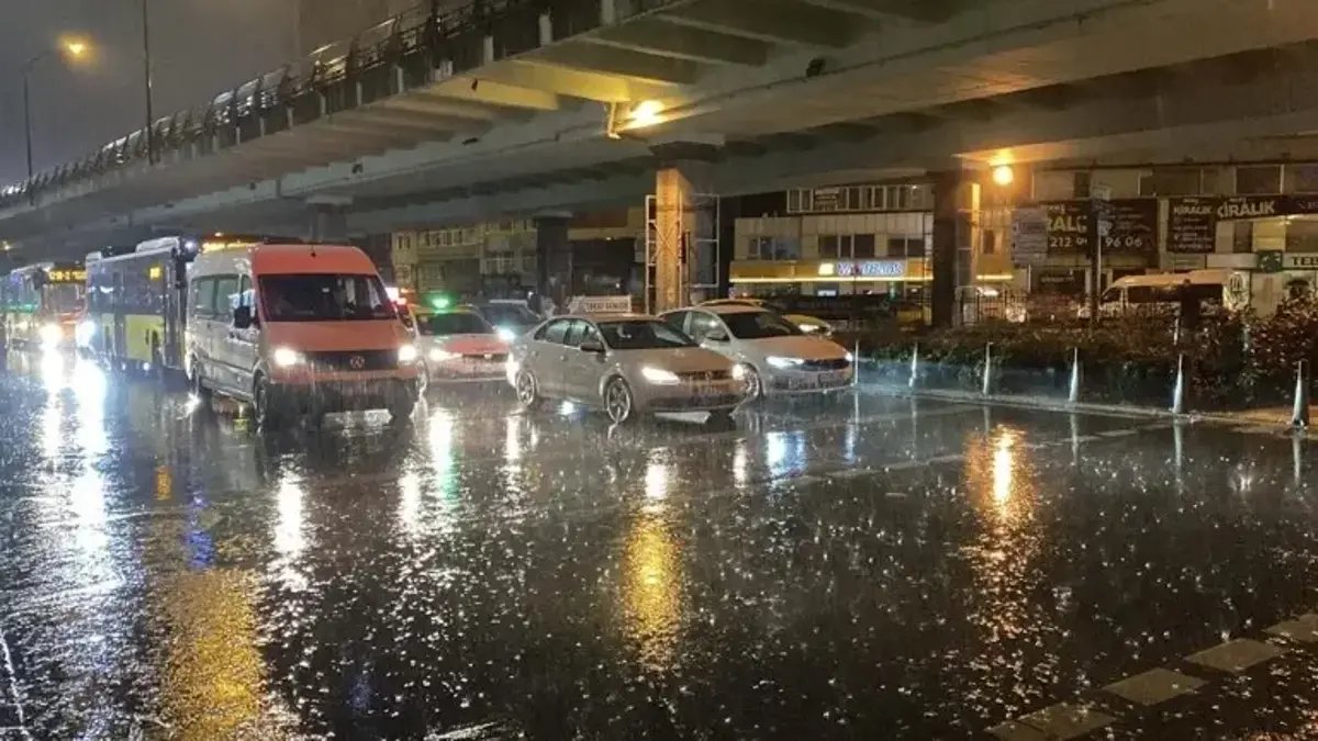 İstanbul’da sağanak etkili oldu: Pendik ve Tuzla’da yollar su altında kaldı